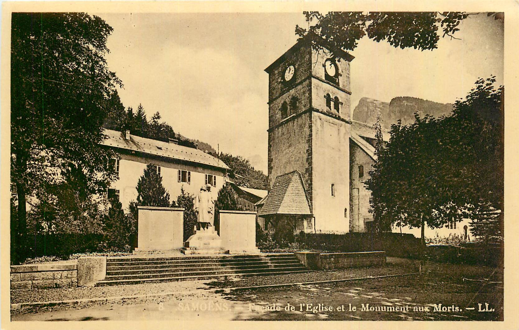 CPA Facade de l'Eglise et le Monument aux Morts
