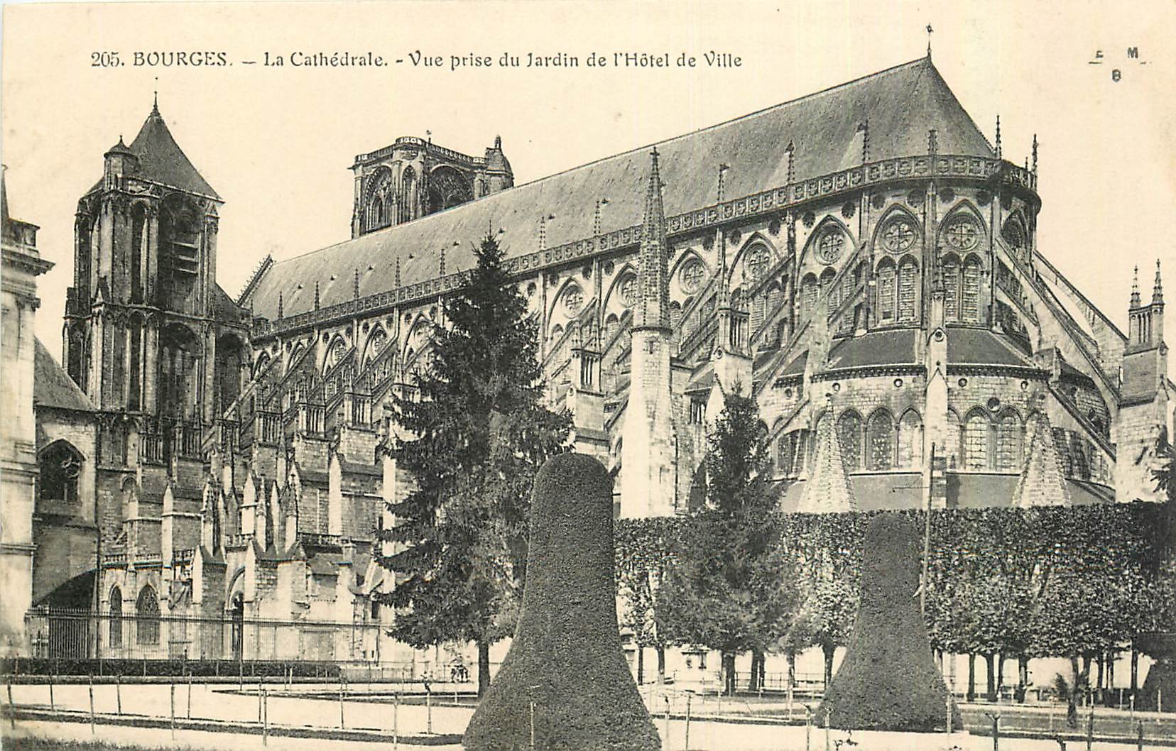 CPA Bourges La Cathedrale Vue prise du Jardin de l'Hotel de Ville