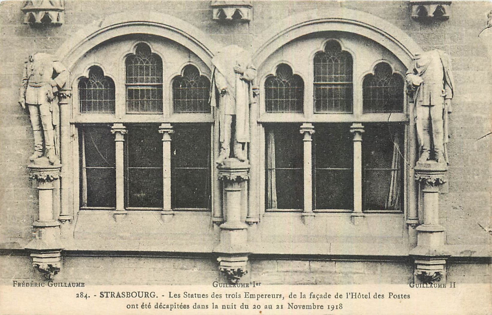CPA Strassbourg Les Statues des trois Empereurs de la facade de l'Hotel des Postes  