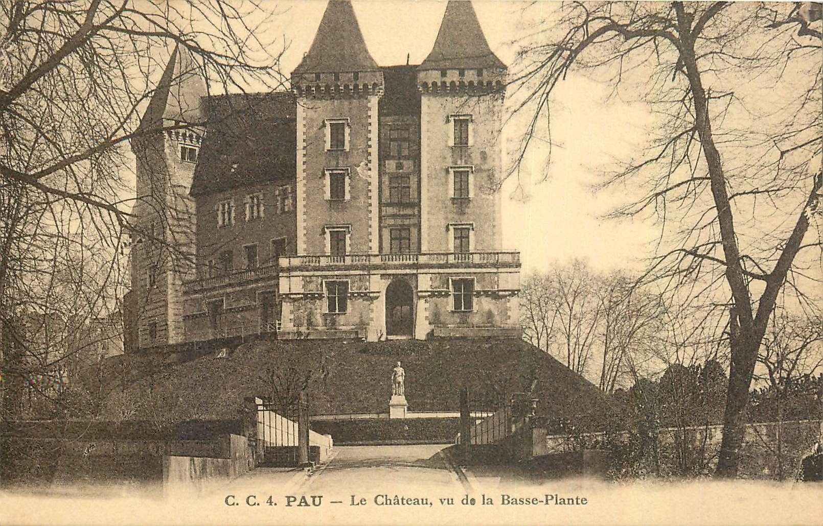 CPA Pau Le Chateau vu de la Basse Plante 