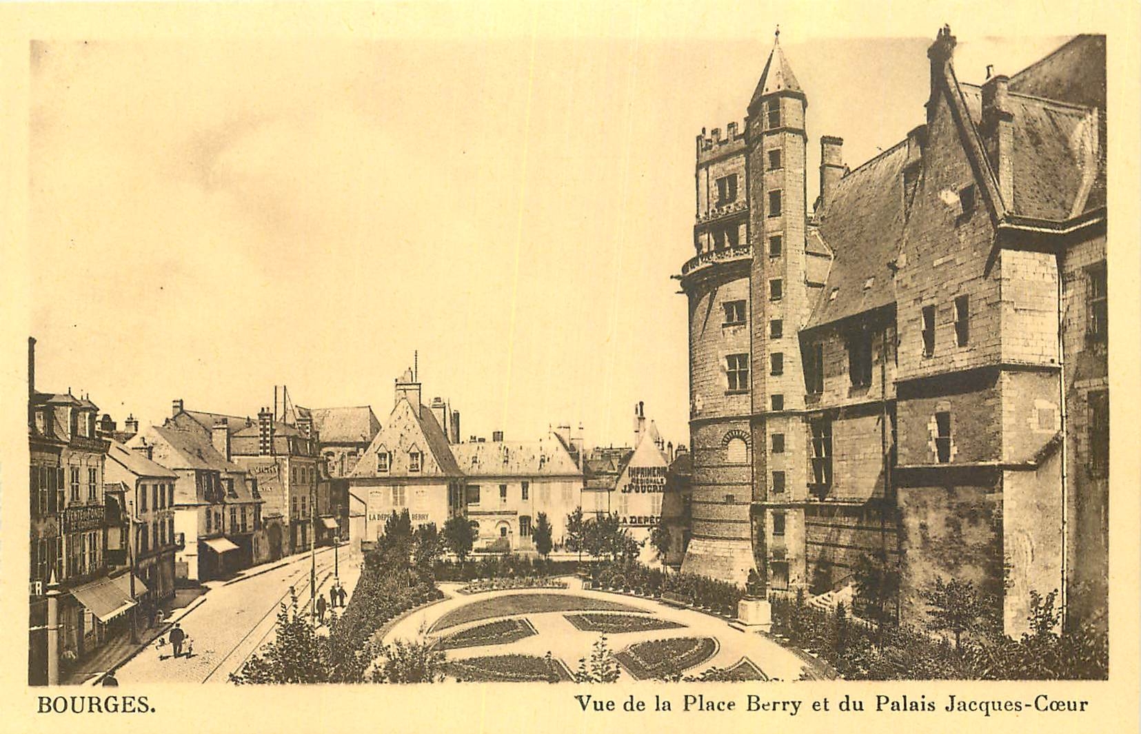 CPA Bourges Vue de la Place Berry et du Palais Jacques Coeur 
