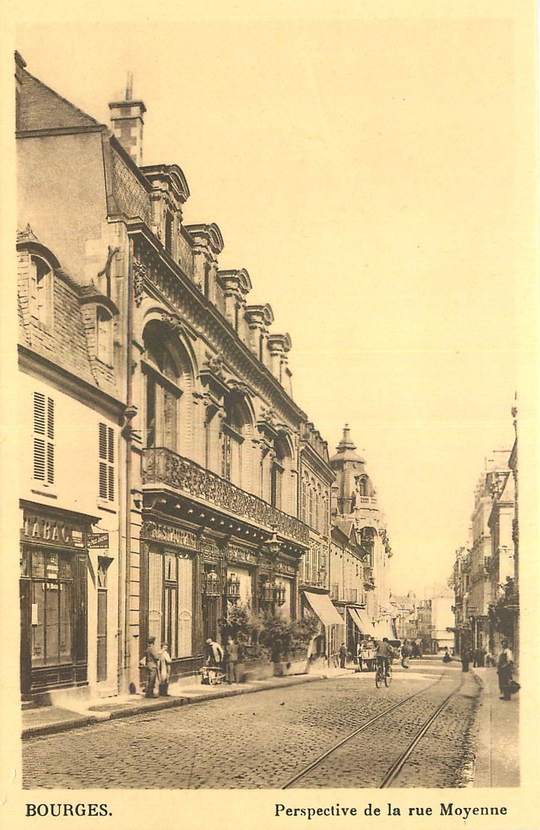 CPA Bourges Perspective de la rue Moyenne 