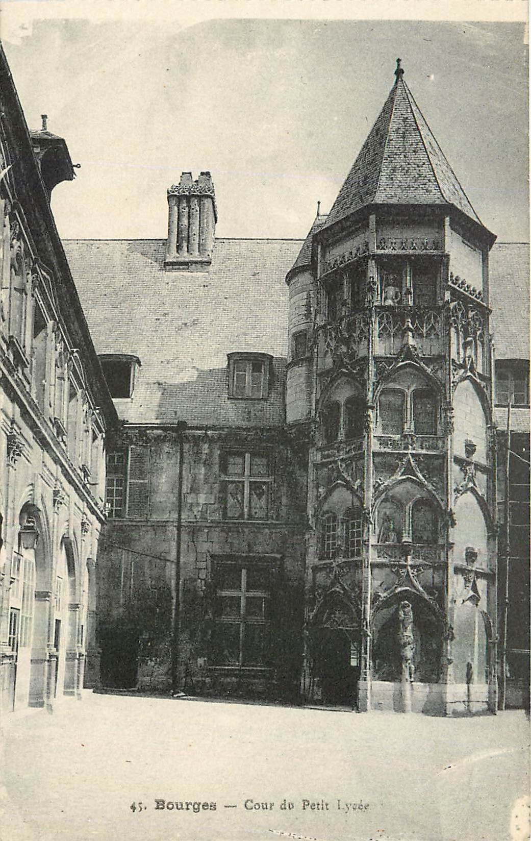 CPA Bourges Cour du Petit Lycee 