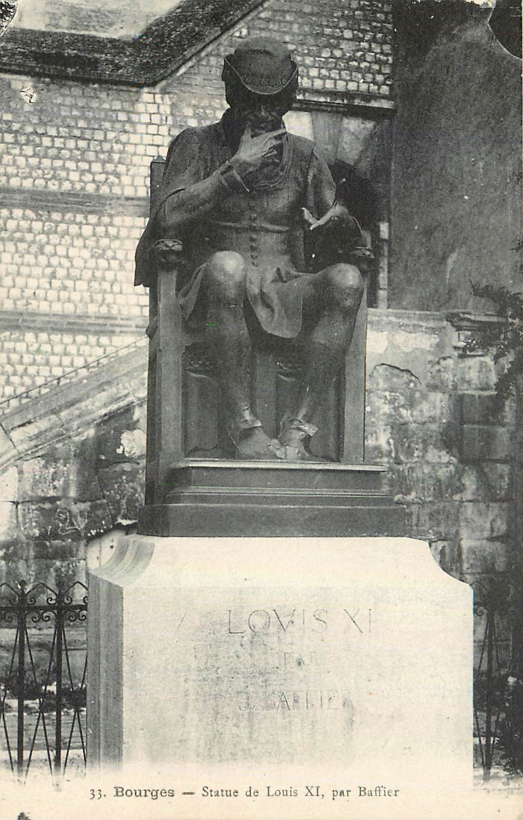 CPA Bourges Statue de Louis XI 