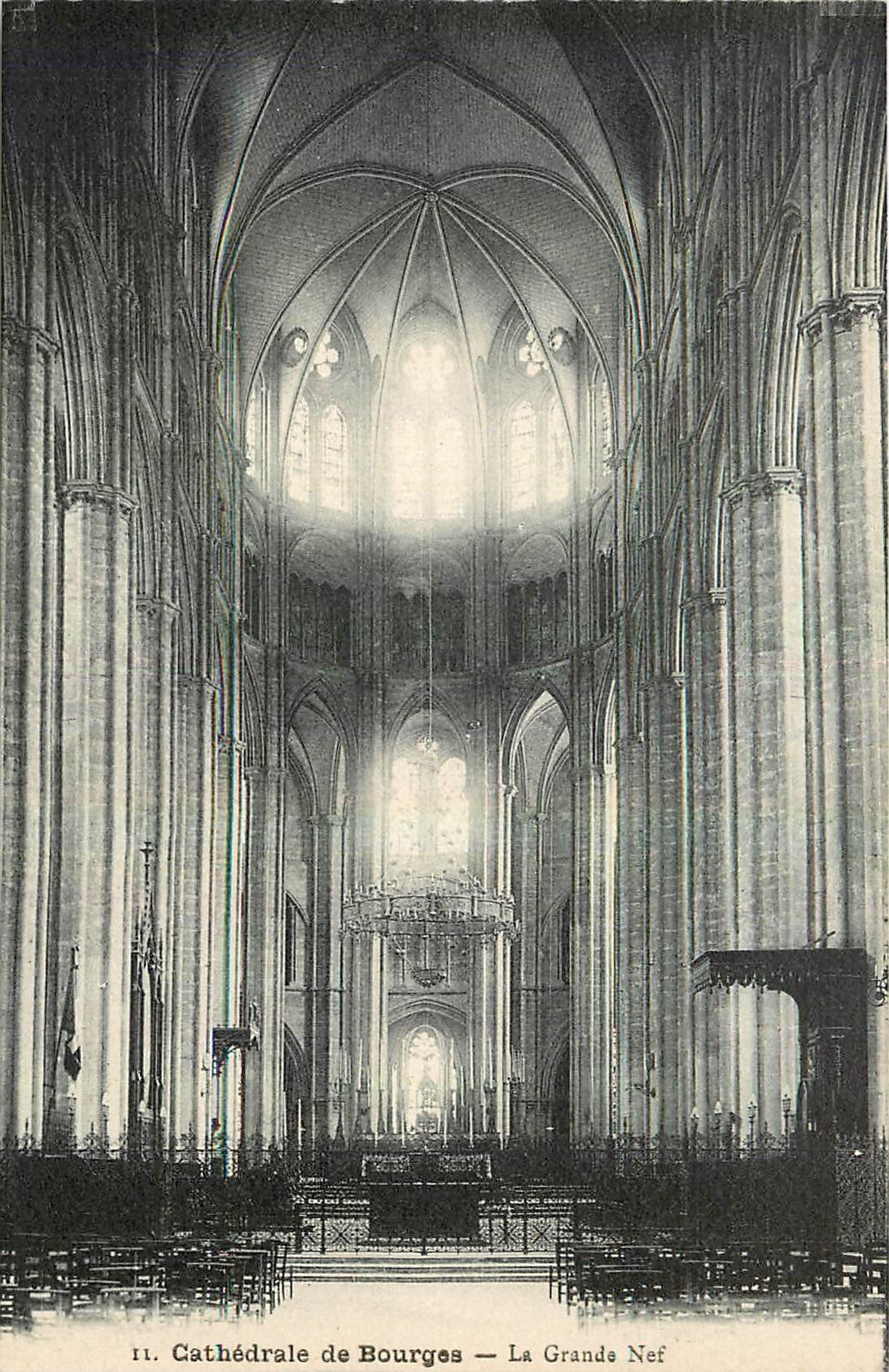 CPA Cathedrale de Bourges La Grande Nef 