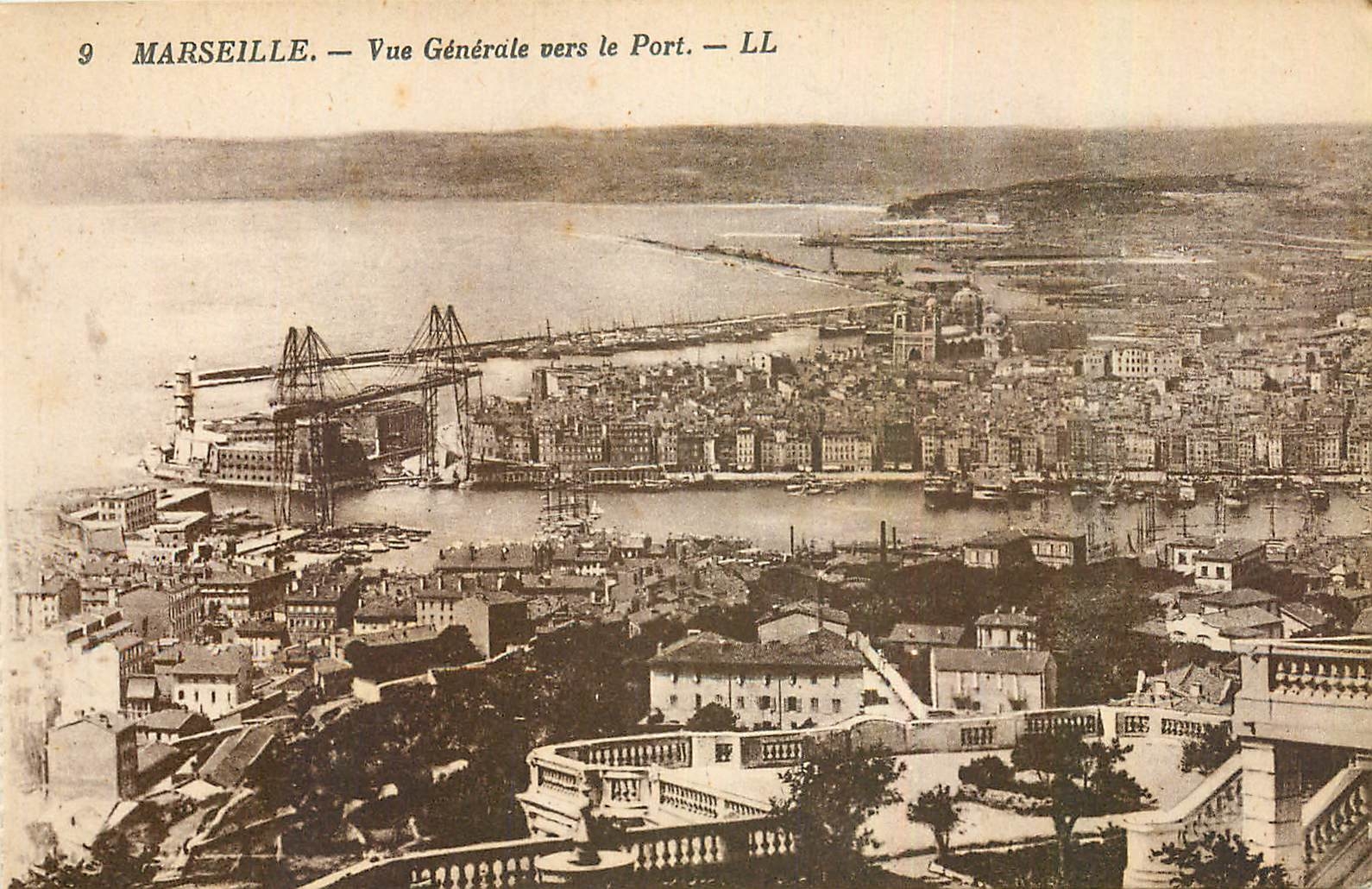 CPA Marseille Vue generale vers le Port 