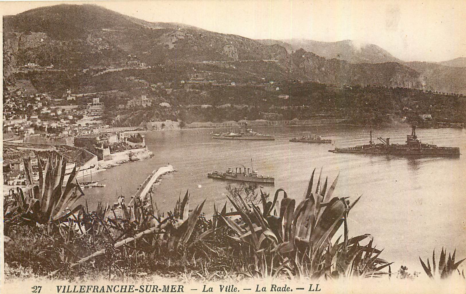 CPA Villefranche sur Mer La Ville La Rade Bateaux de guerre