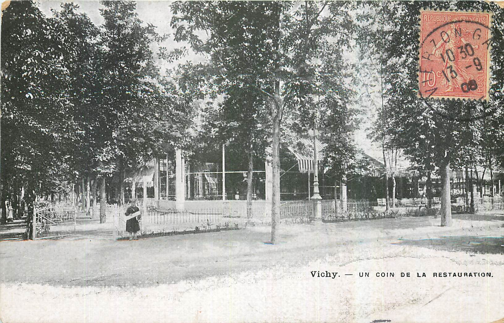 CPA Vichy Un coin de la restauration 