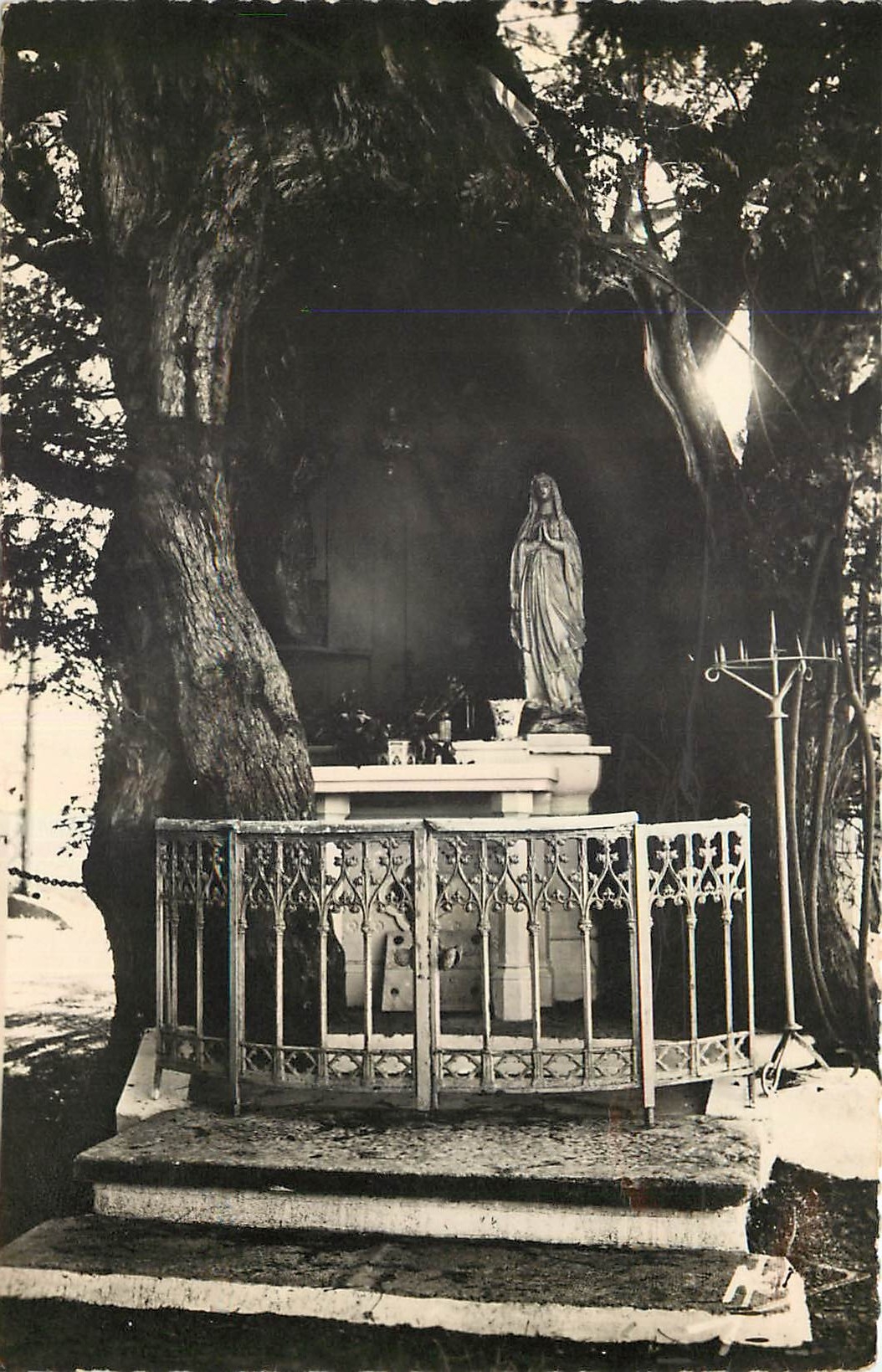 CPA Le Haye de Routot Eure Statue de N D de Lourdes 