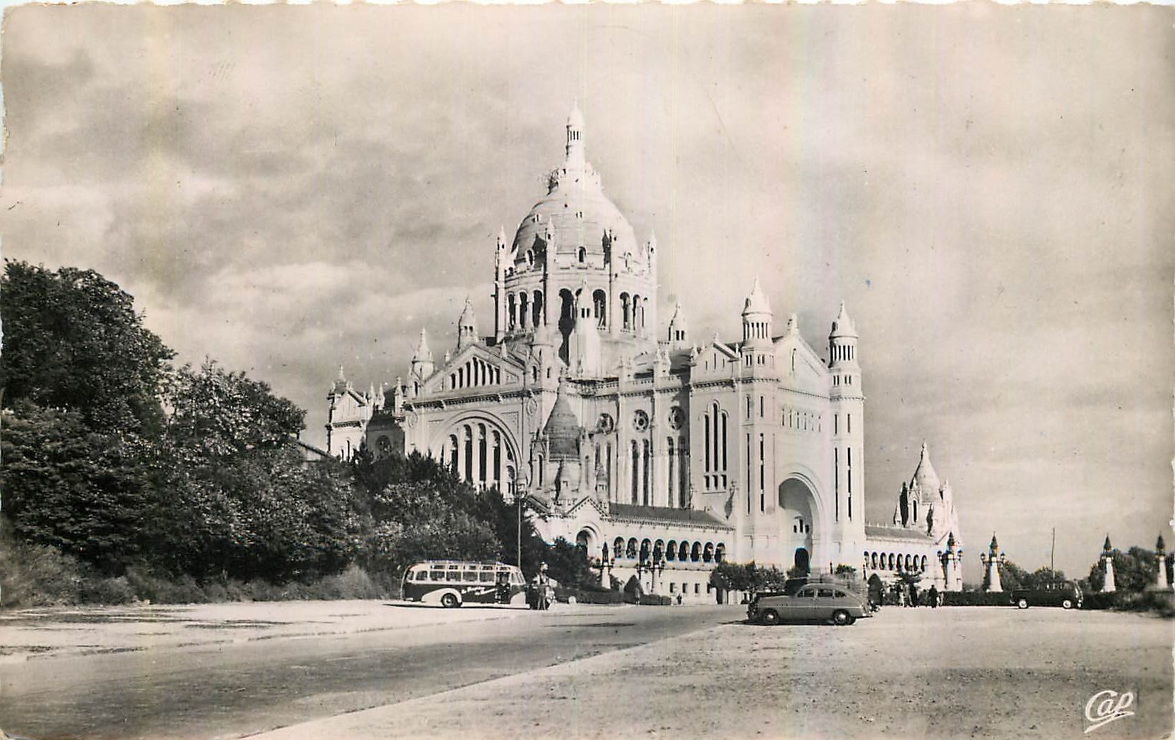 CPA Lisieux Vue vers la Basilique 