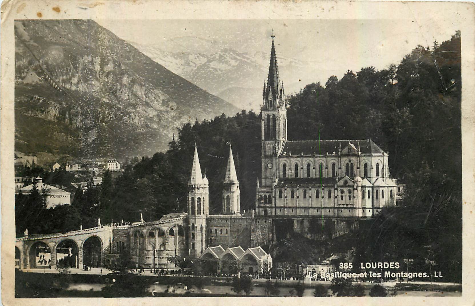 CPA Lourdes Le Basiliques les Montagnes 