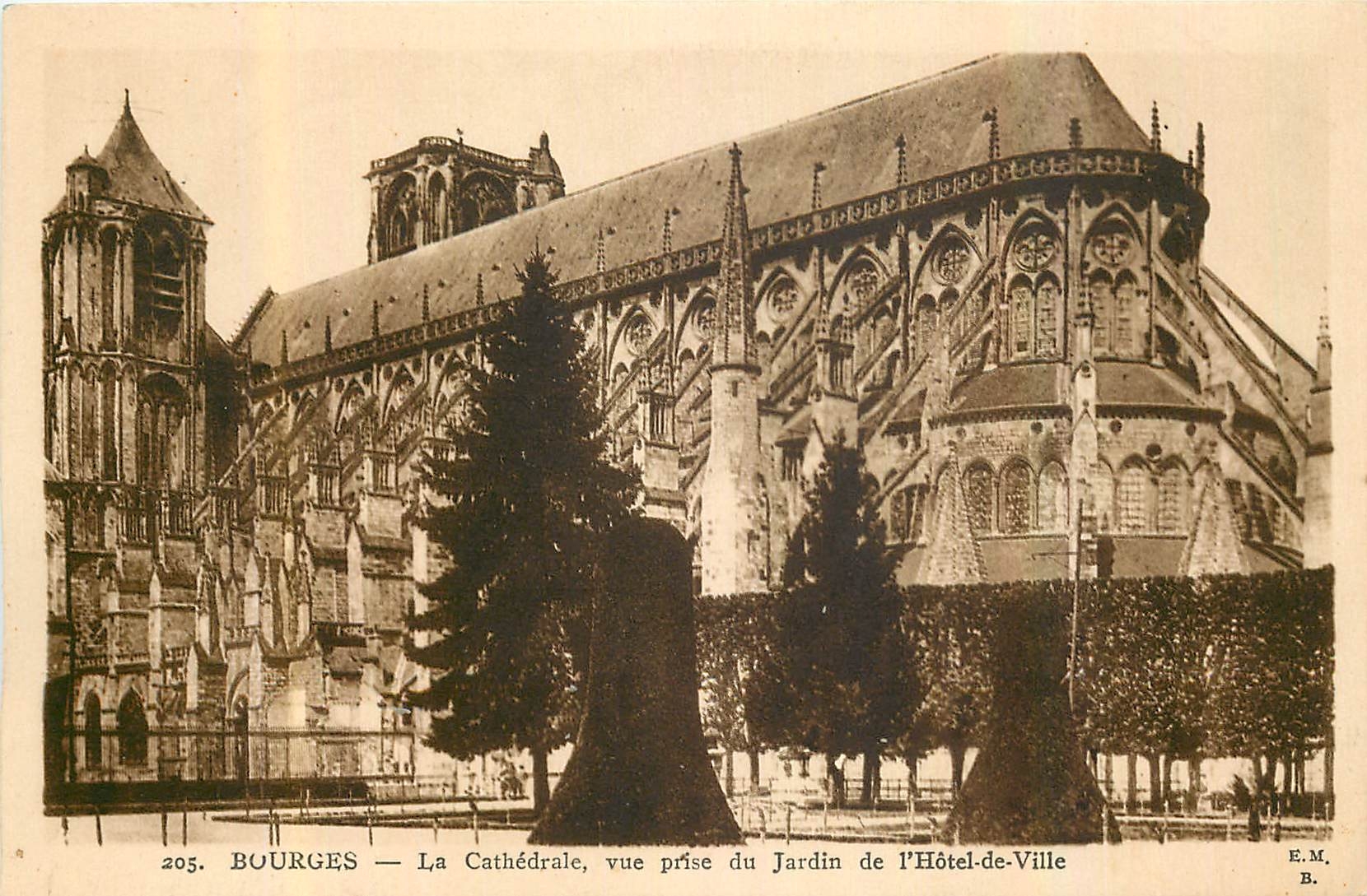 CPA Bourges La Cathedrale vue prise du Jardin de l'Hotel de Ville
