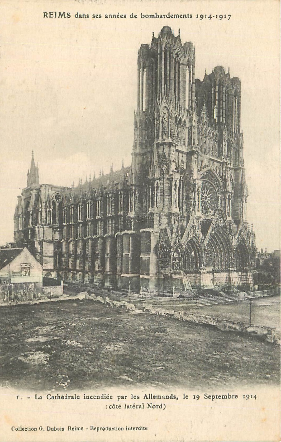 CPA Reims dans ses annees de bombardements La Cathedrale incendiee par les Allemands 