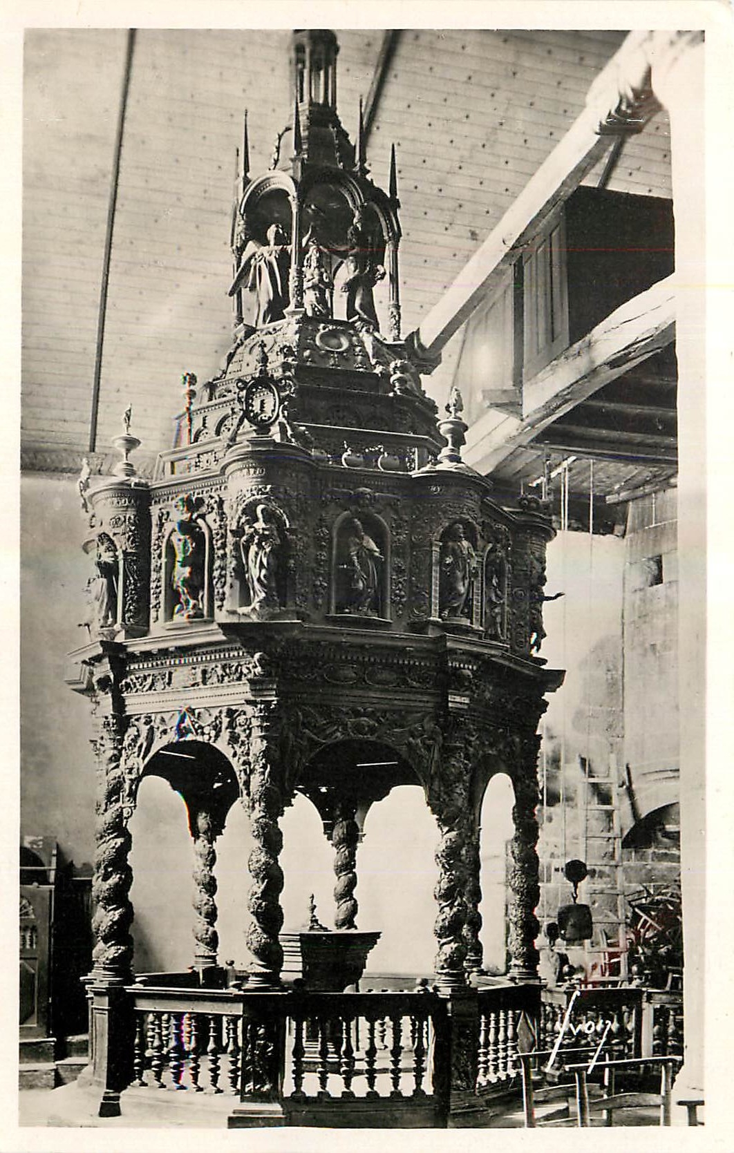 CPA Guimiliau Finistere Interieur de l'Eglise Le baptistere 