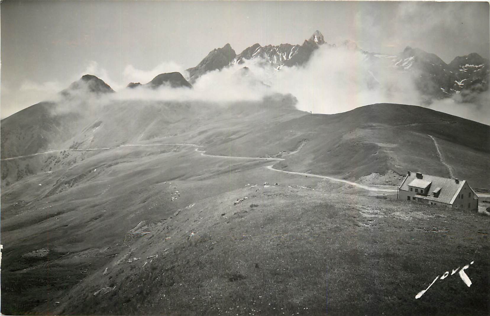 CPA Toute la France Le Col d'Aubisque l'Hotel et la route vers Argeles 