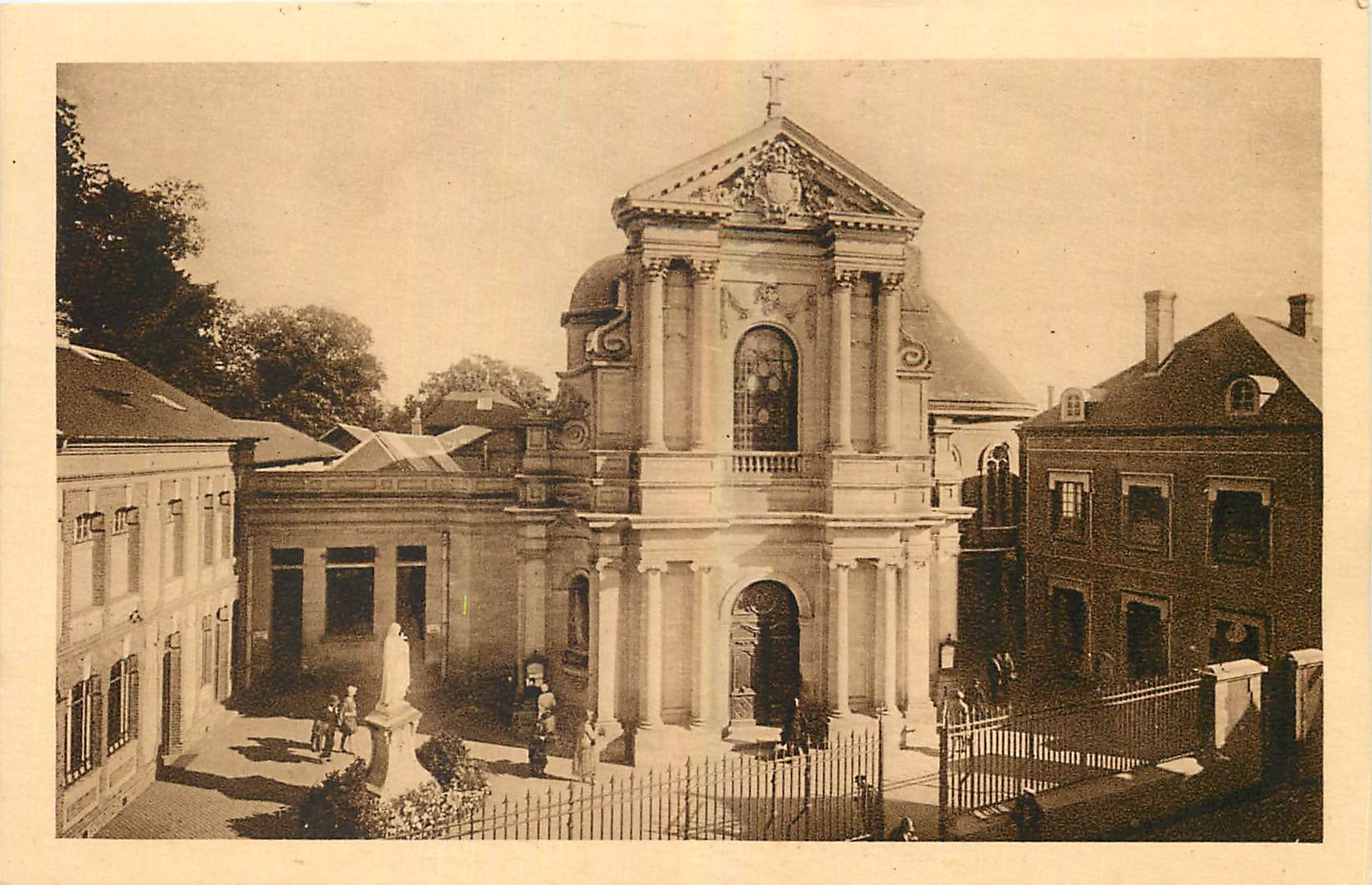 CPA La Chapelle des Carmelites de Lisieux La facade 