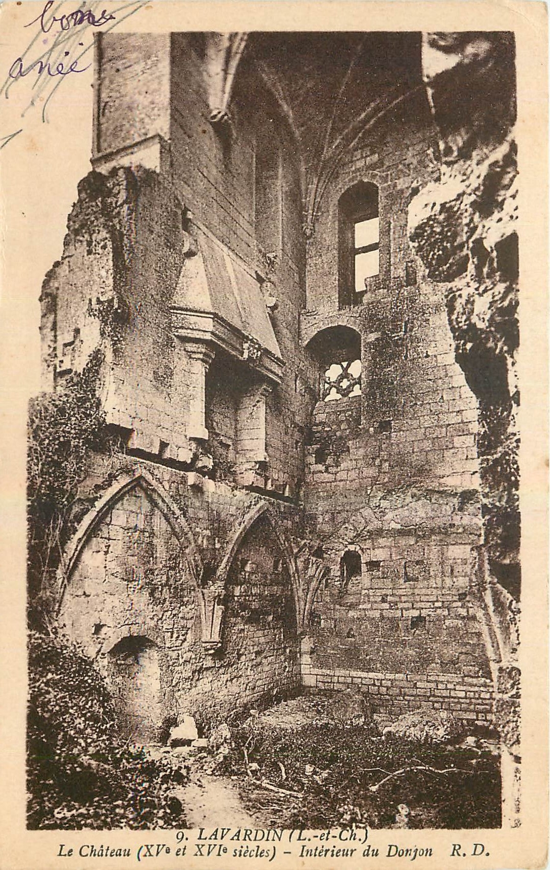 CPA Lavardin L et Ch Le Chateau Interieur du Donjon 