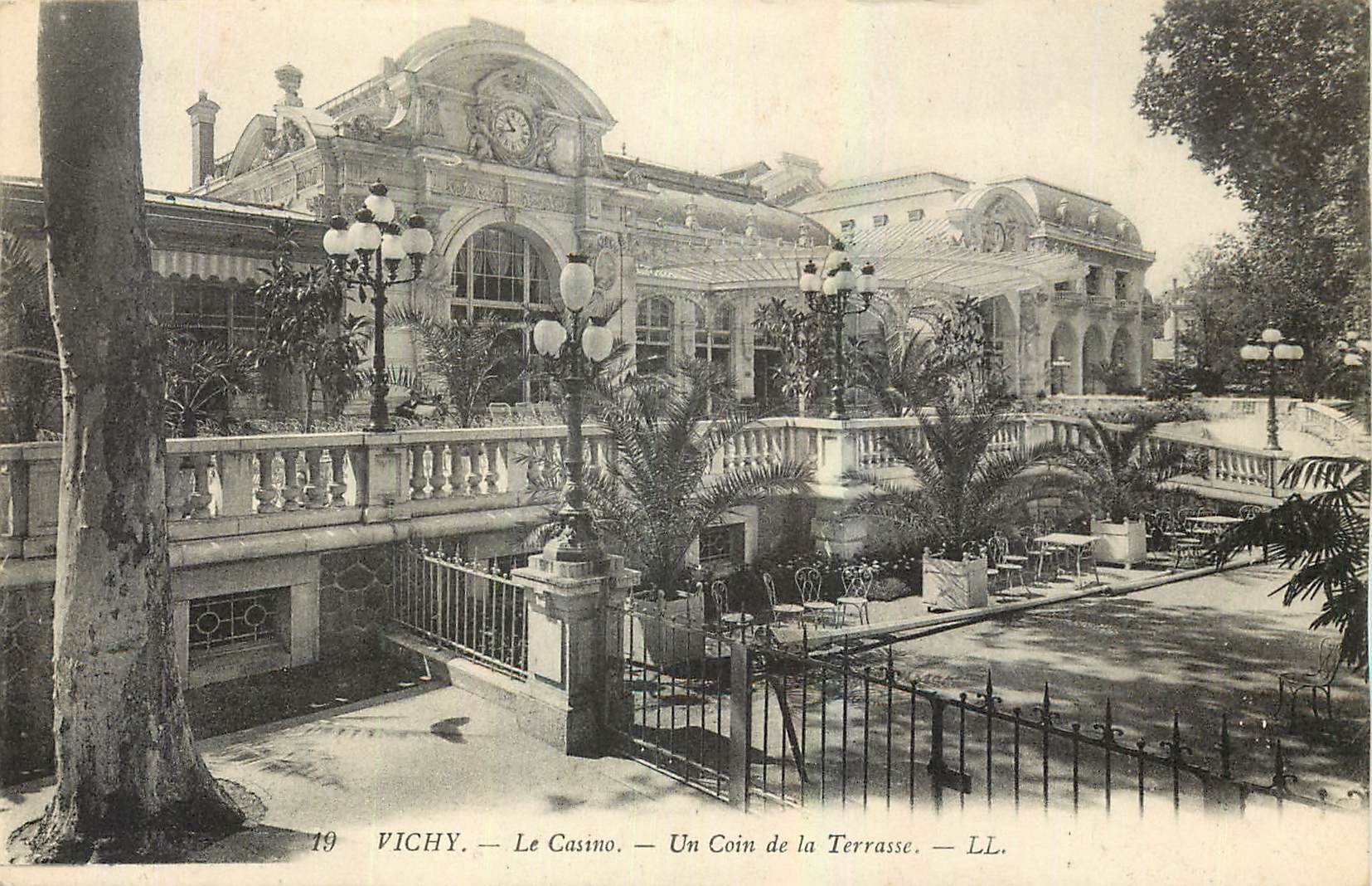 CPA Vichy le Casino Un Coin de la Terrasse 