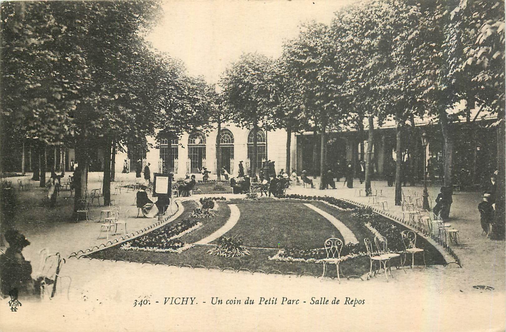 CPA Vichy Un coin du Petit Parc Salle de Repos 