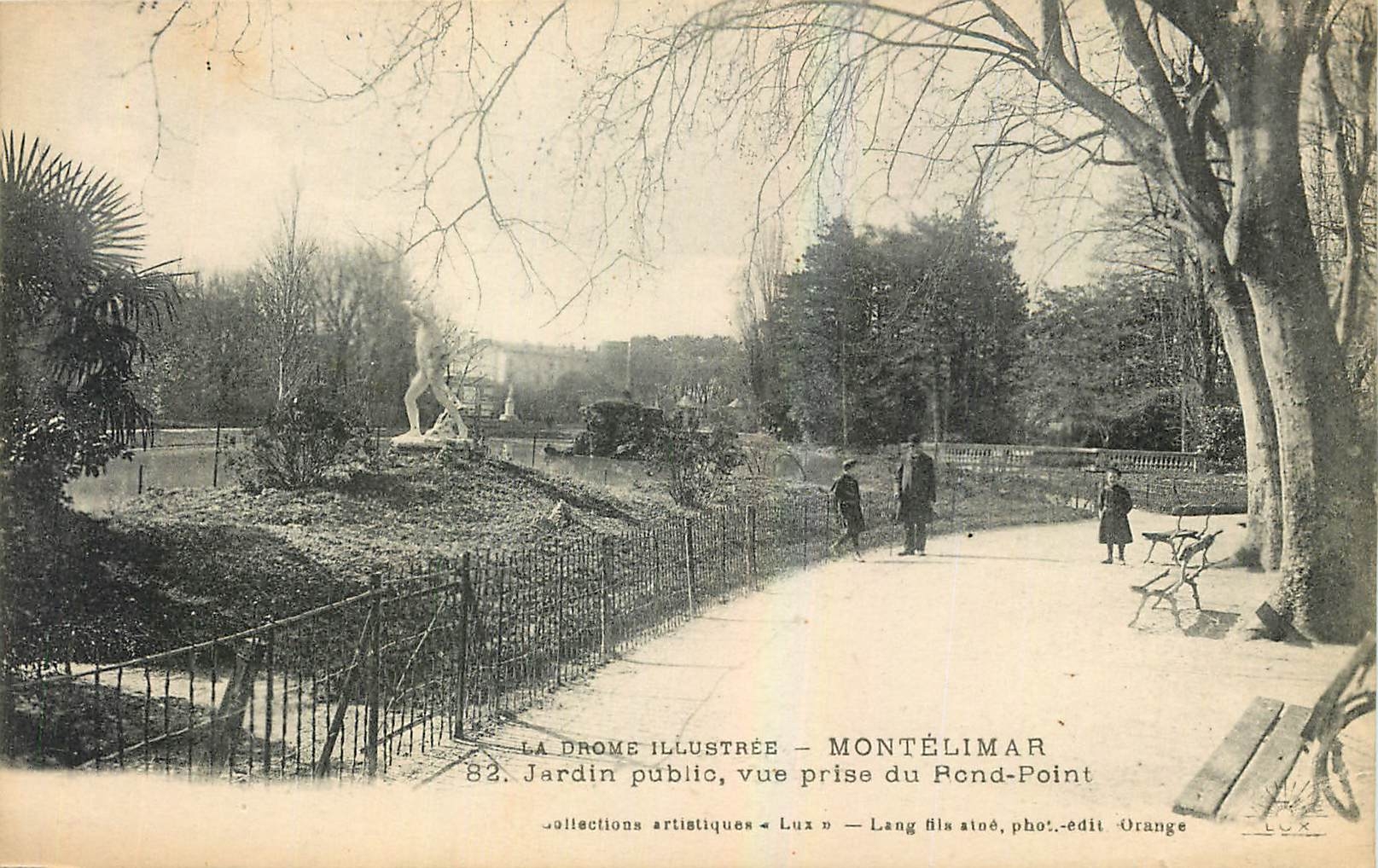 CPA La Drome Illustree Montelimar Jardin public vue prise du Rond Point 