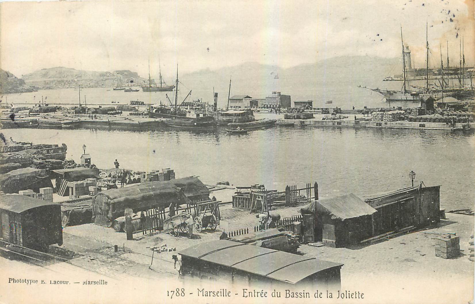 CPA Marseille Entree du Bassin de la Joliette Bateaux