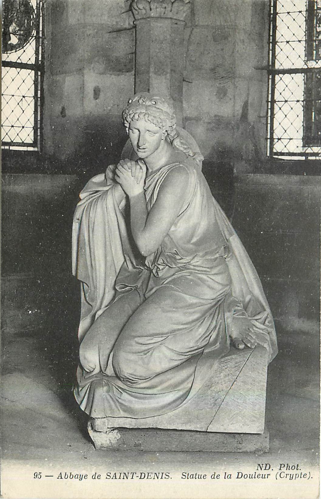CPA Abbaye de Saint Denis Statue de la Douleur Crypte 