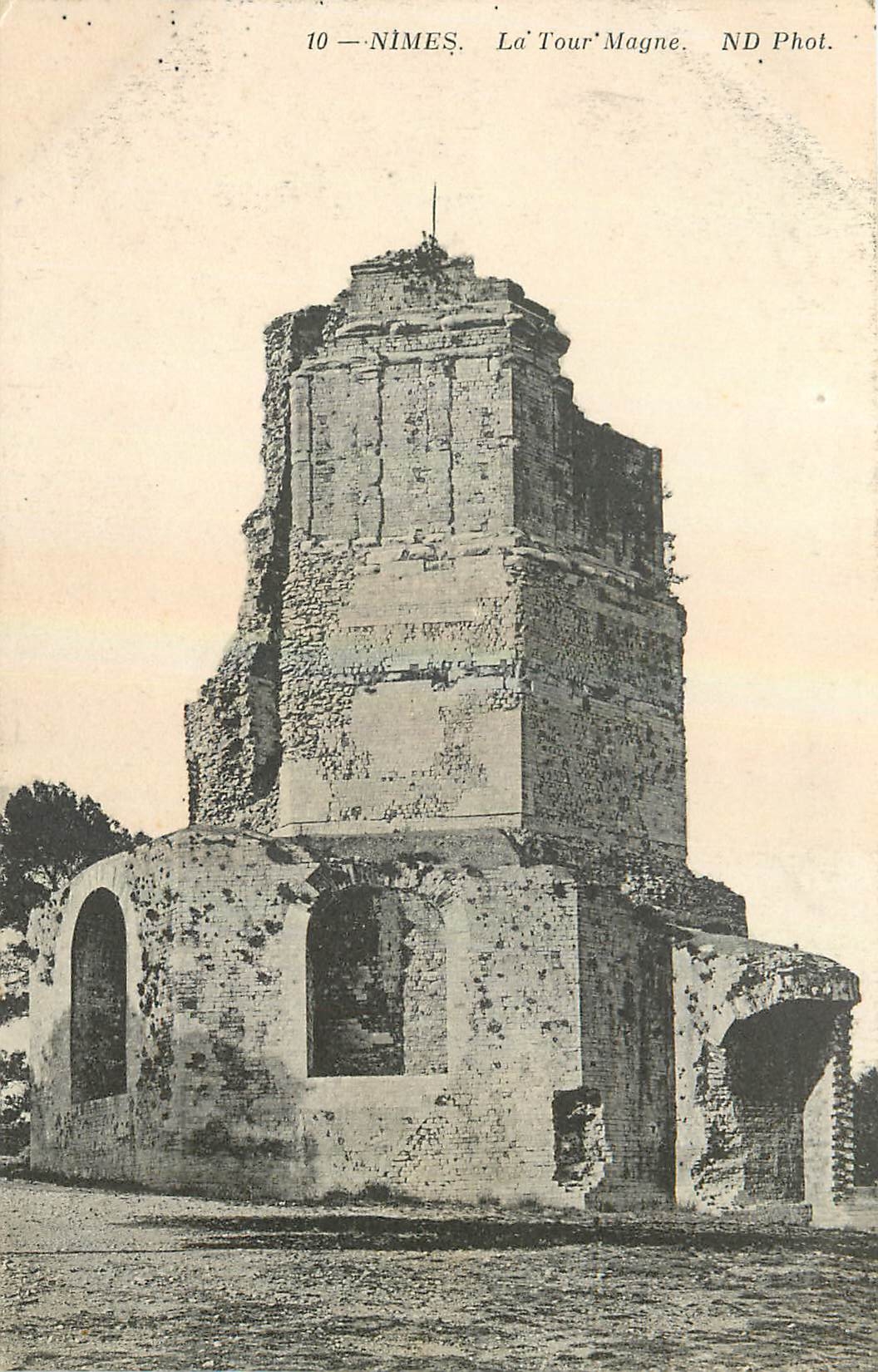 CPA Nimes La Tour Magne 