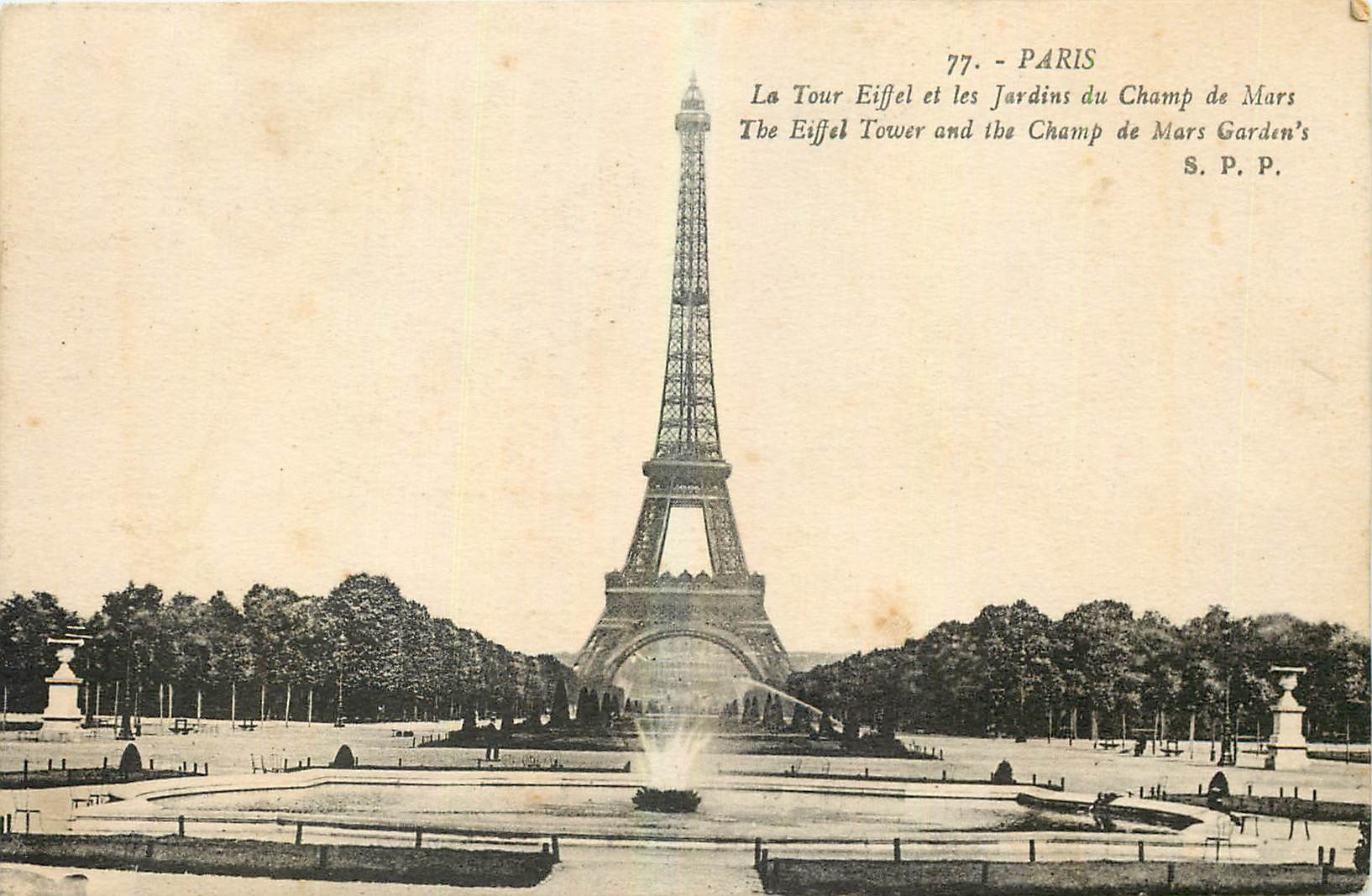CPA Paris La Tour Eiffel et les Jardins du Champ de Mars 