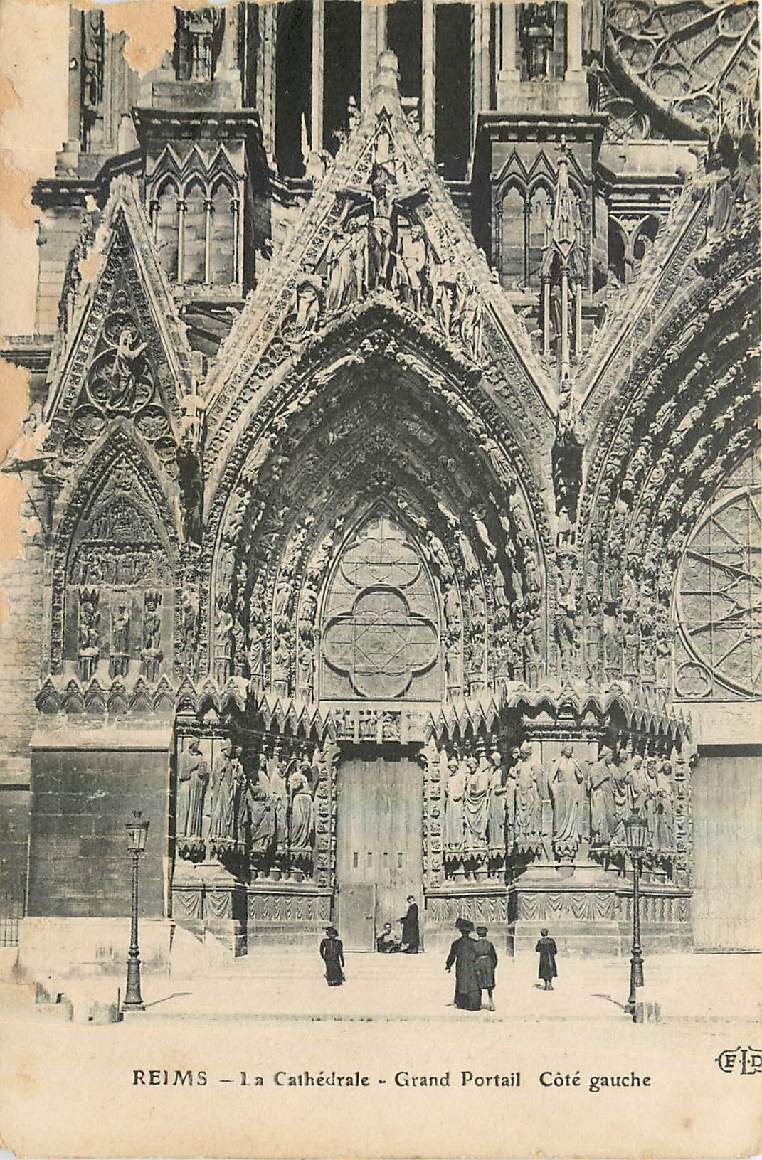 CPA Reims La cathedrale Grand Portail Cote gauche 