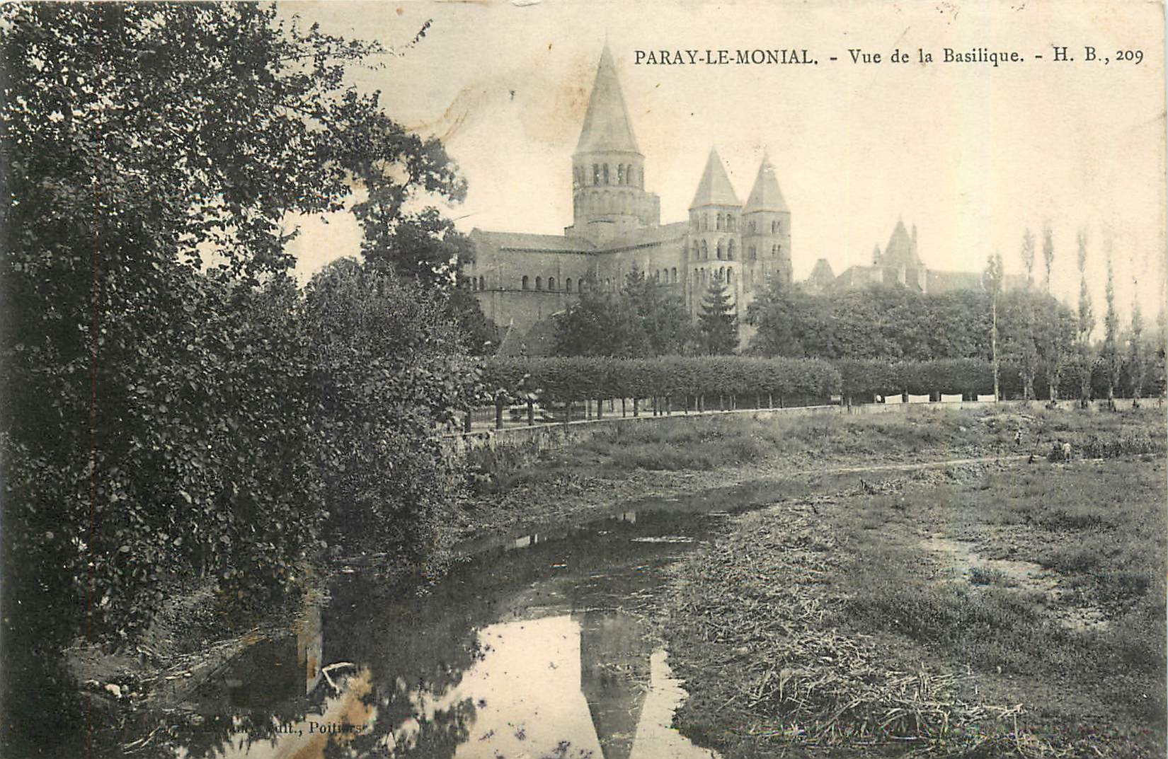 CPA Paray le Monial Vue de la Basilique