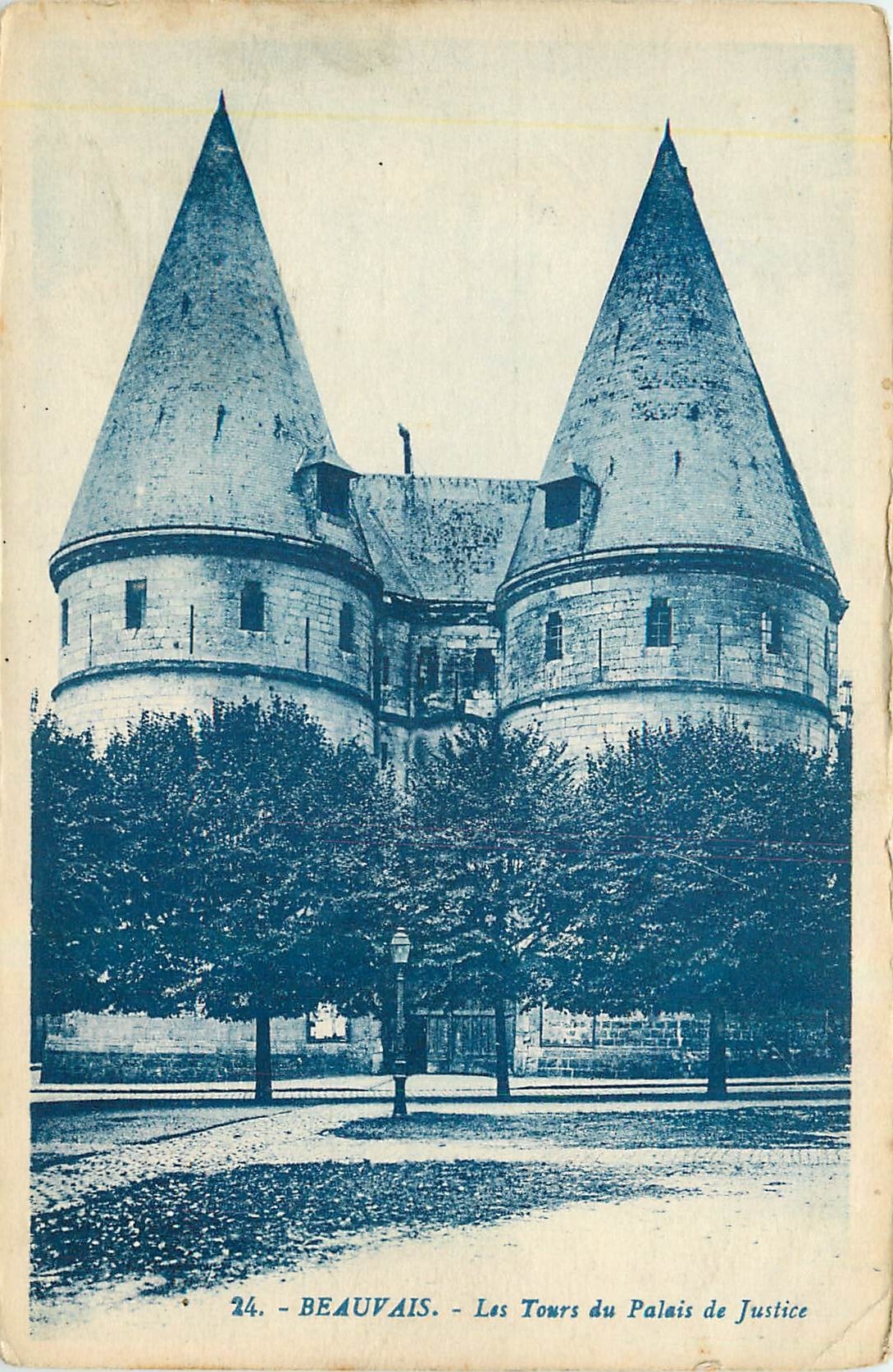 CPA Beauvais Les Tours du Palais de Justice