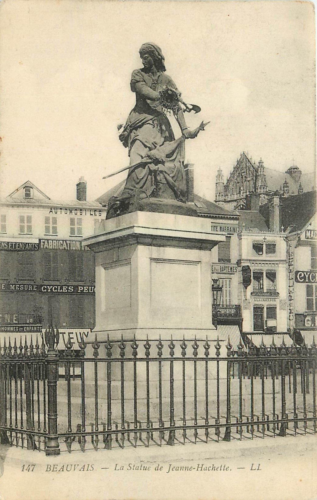 CPA Beauvais La Statue de Jeanne Hachette