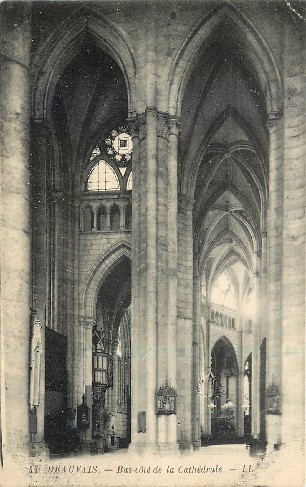 CPA Beauvais Bas cote de la Cathedrale