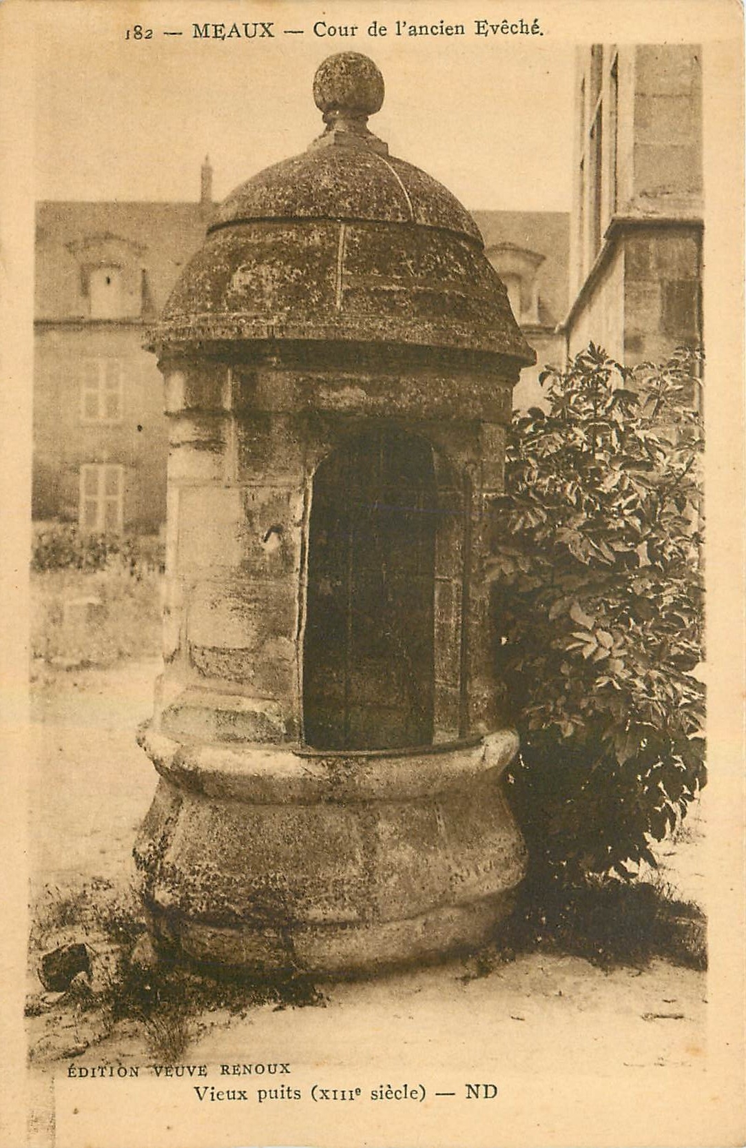 CPA Meaux Cour de l'ancien Eveche Vieux puits