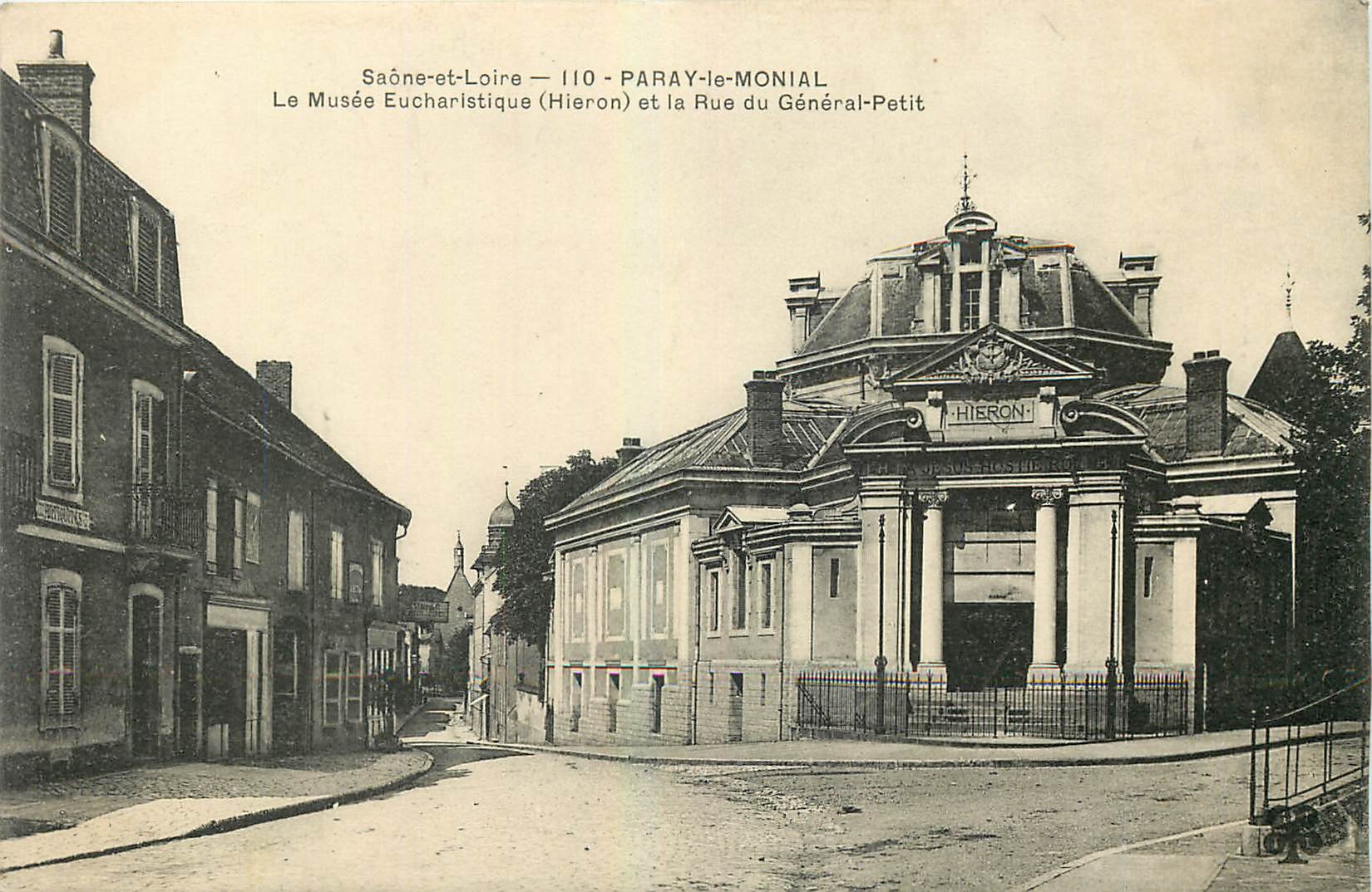 CPA Saone et Loire Paray le Monial Le Musee Eucharistique Hieron et la Rue du General Petit