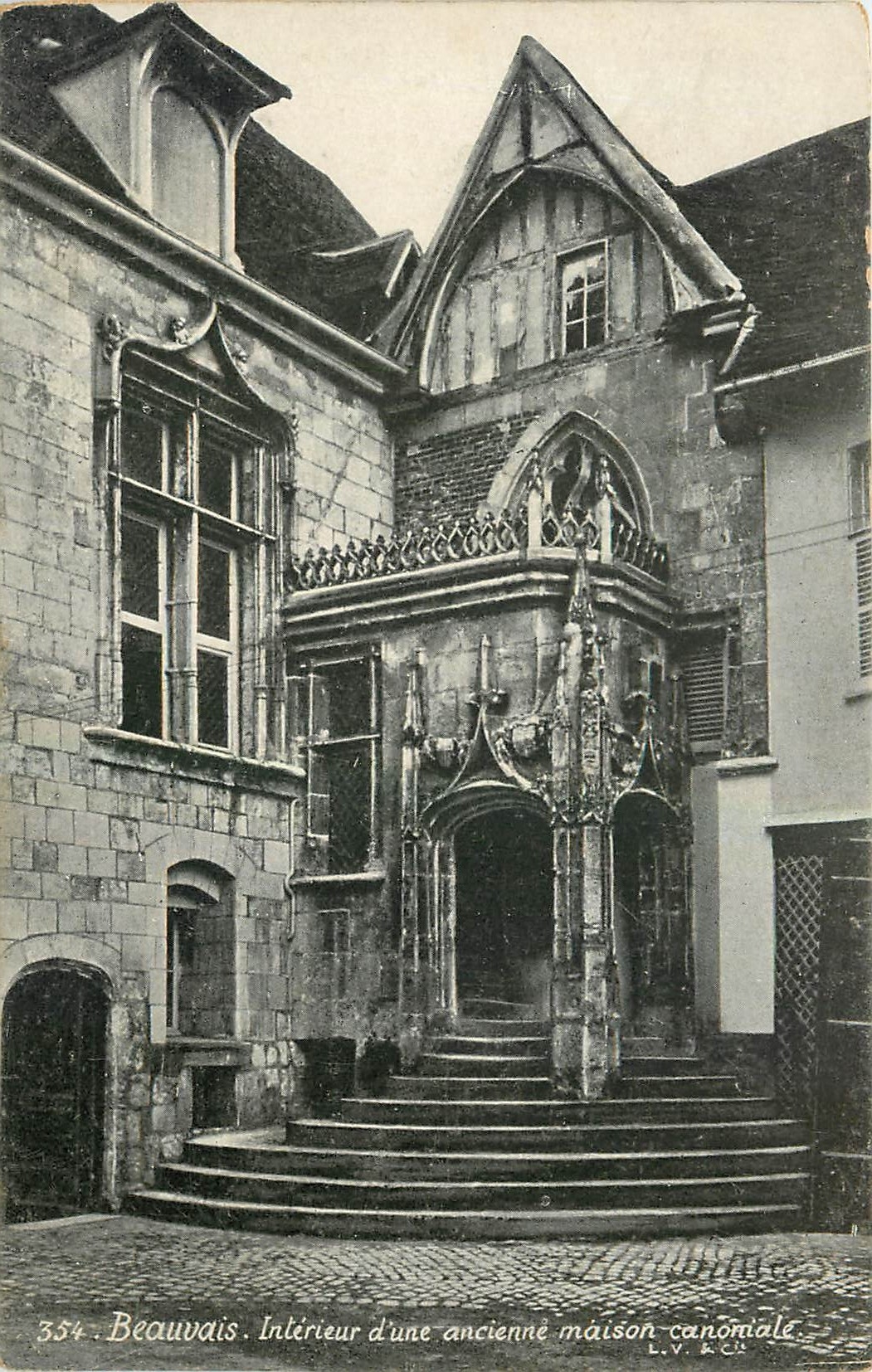CPA Beauvais Interieur d'une ancienne maison canorriale 