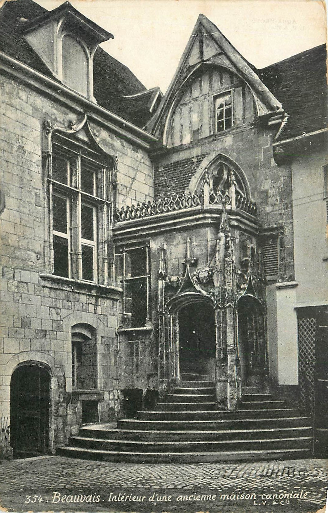CPA Beauvais Interieur d'une ancienne maison canorriale 