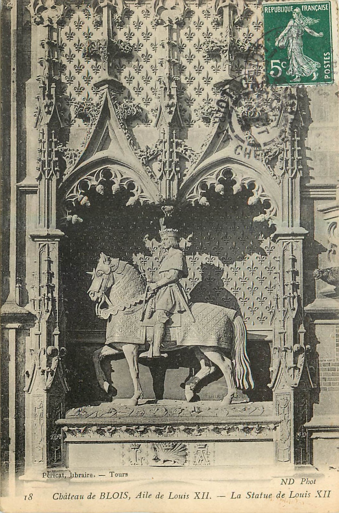 CPA Chateau de Blois Aile de Louis XII La Statue de Louis XII