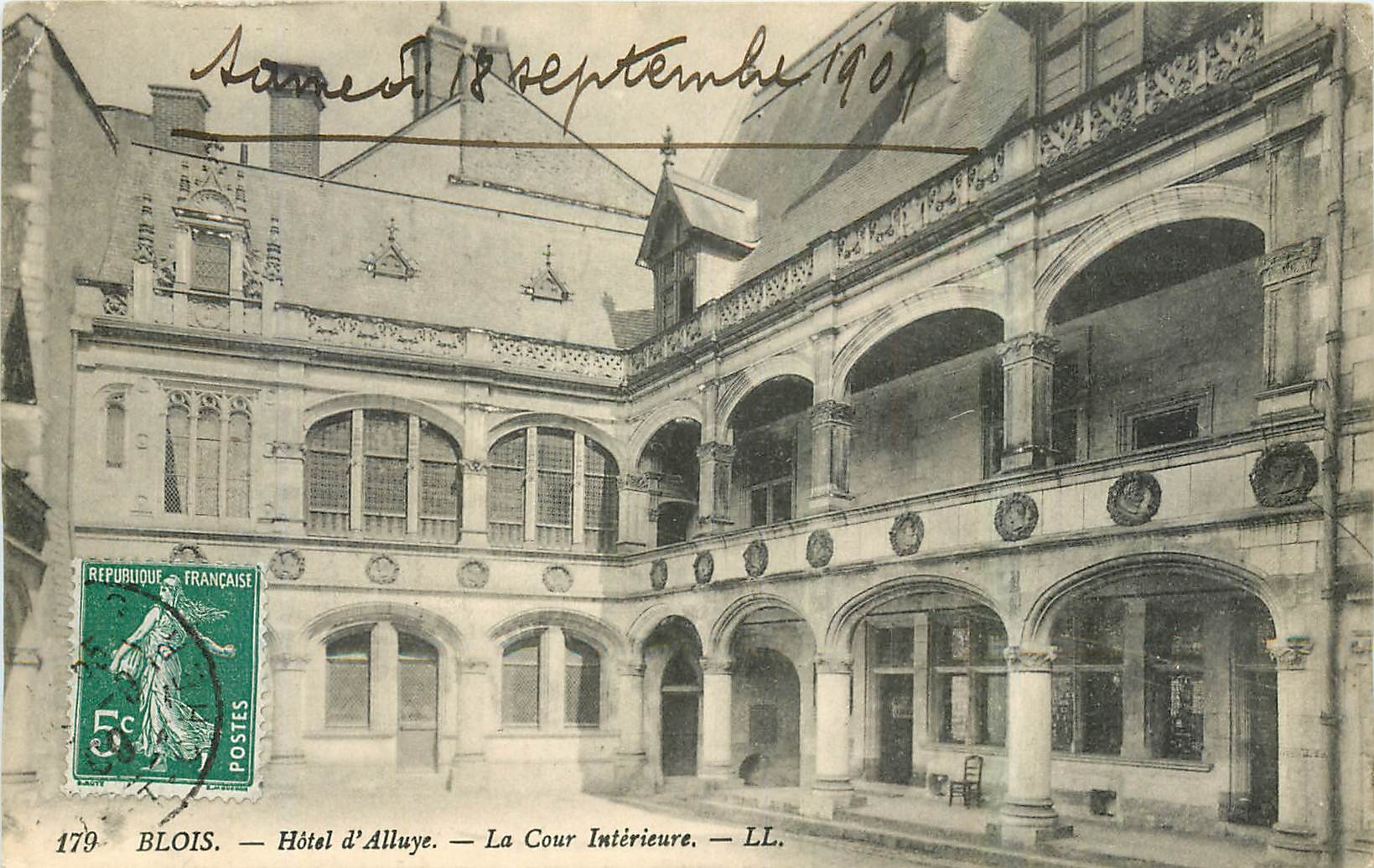 CPA Blois Hotel d'Alluye La Cour Interieure 