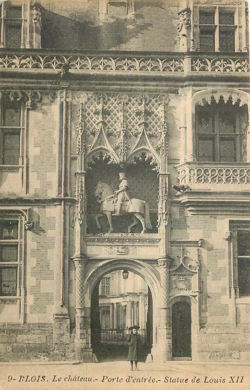 CPA Blois Le Chateau Porte d'entree Statue de Louis XII