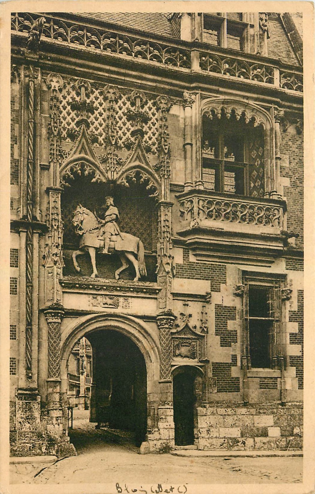 CPA Chateau de Blois Loir et Cher Aile Louis XII Le Portail