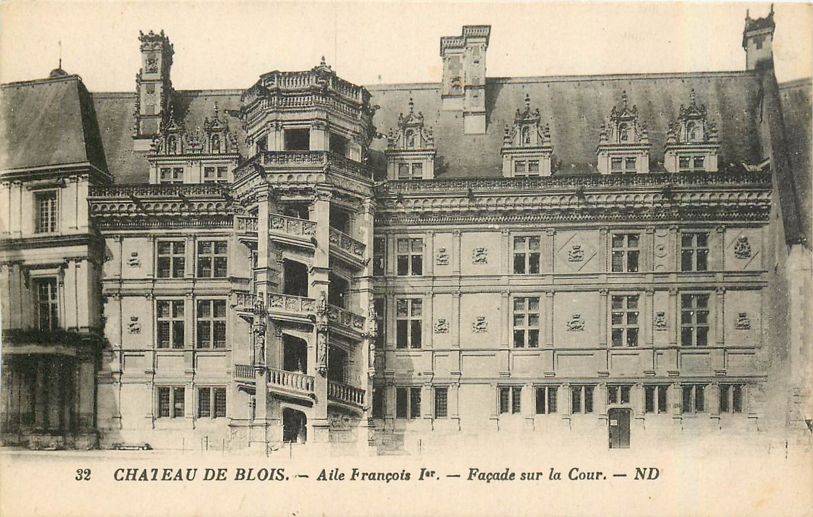 CPA Chateau de Blois Aile Francois Ier Facade sur la Cour