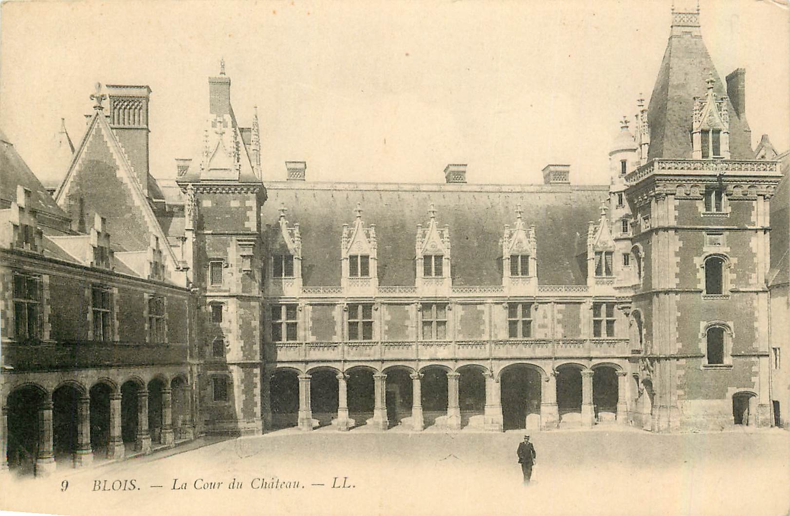 CPA Blois la Cour du Chateau 