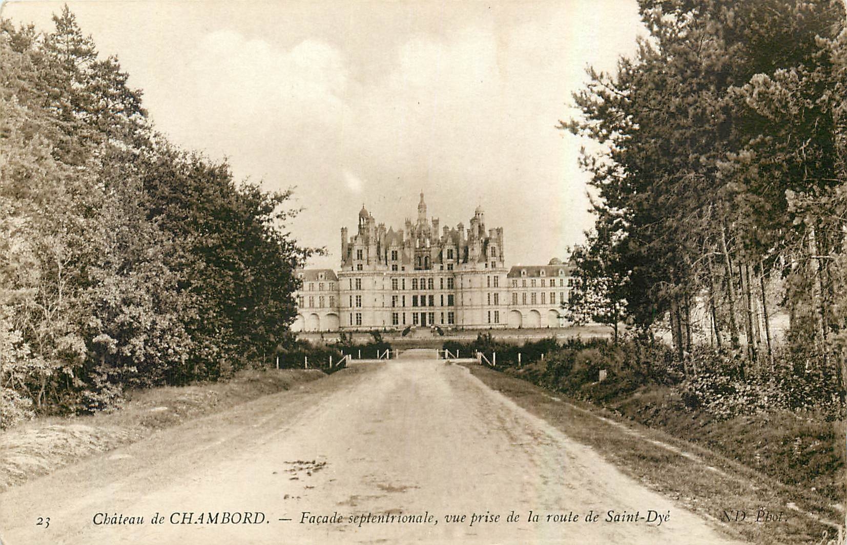 CPA Chateau de Chambord Facade Septentrionale vue prise de la route de Saint Dye 