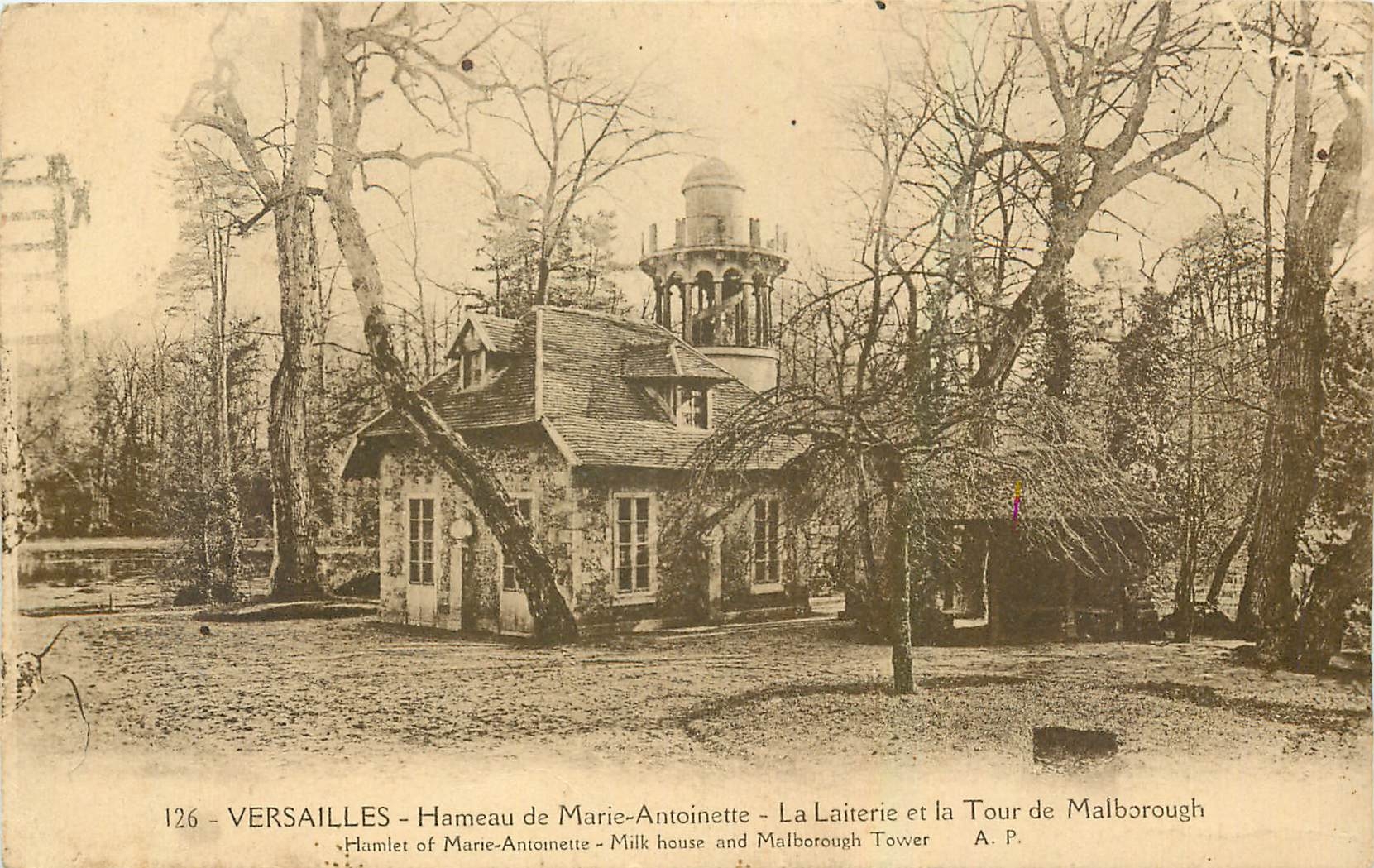 CPA Versailles Hameau de Marie Antoinette la Laiterie et la Tour de Malborough