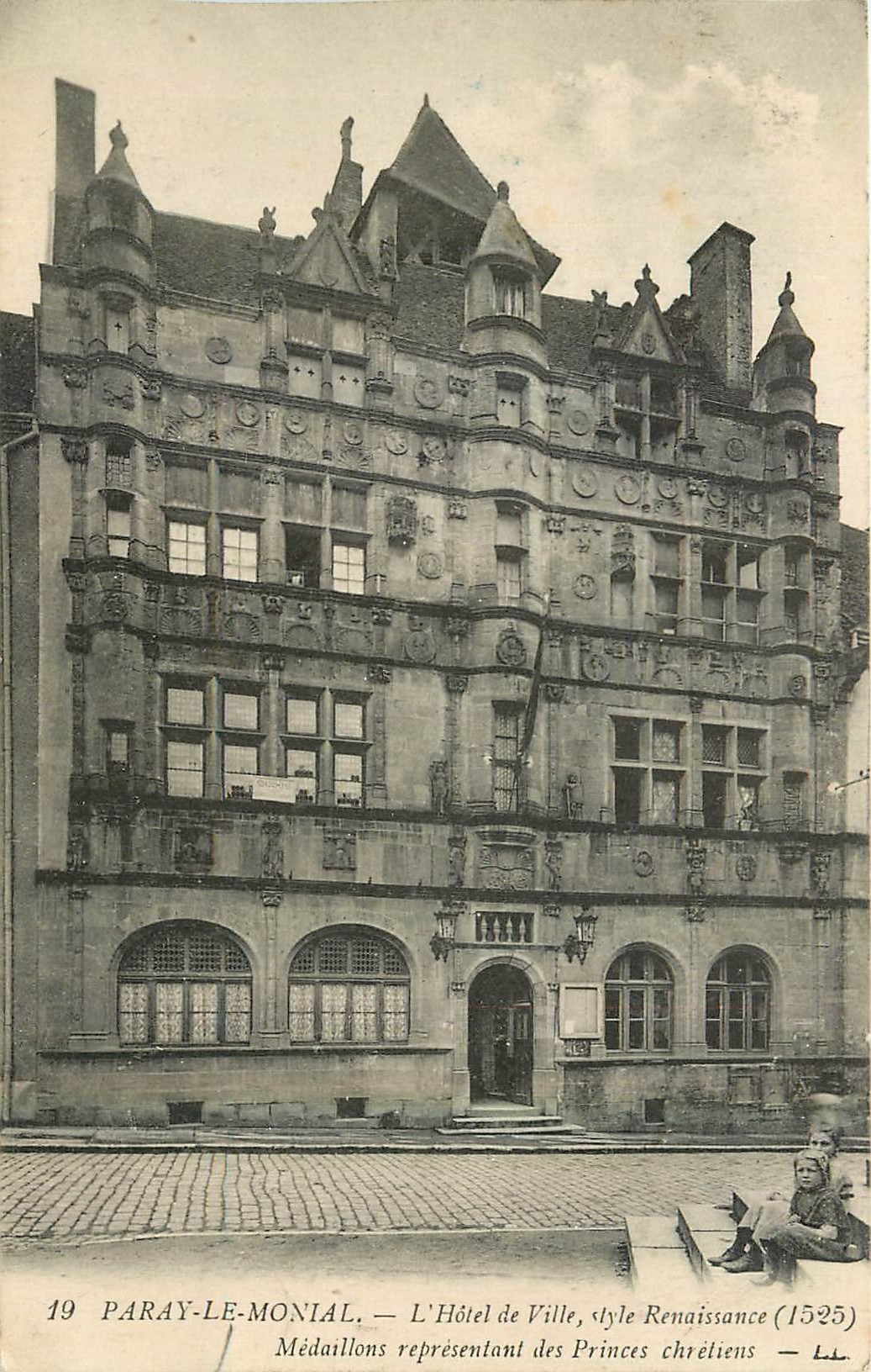 CPA Paray le Monial L'Hotel de Ville style Renaissance Medaillons representant des Princes Chretiens