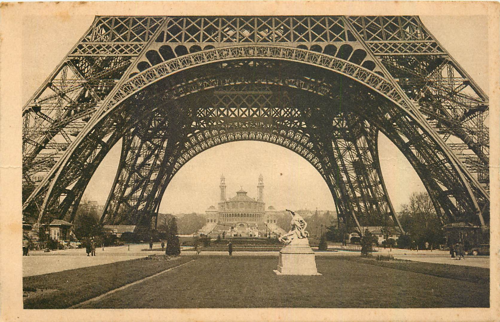CPA Paris Le Trocadero pris sous la Tour Eiffel