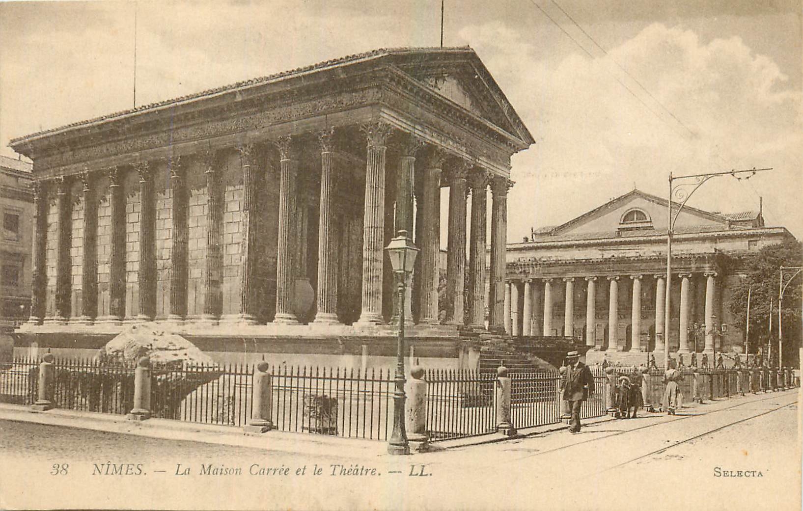 CPA Nimes La Maison et le Theatre 