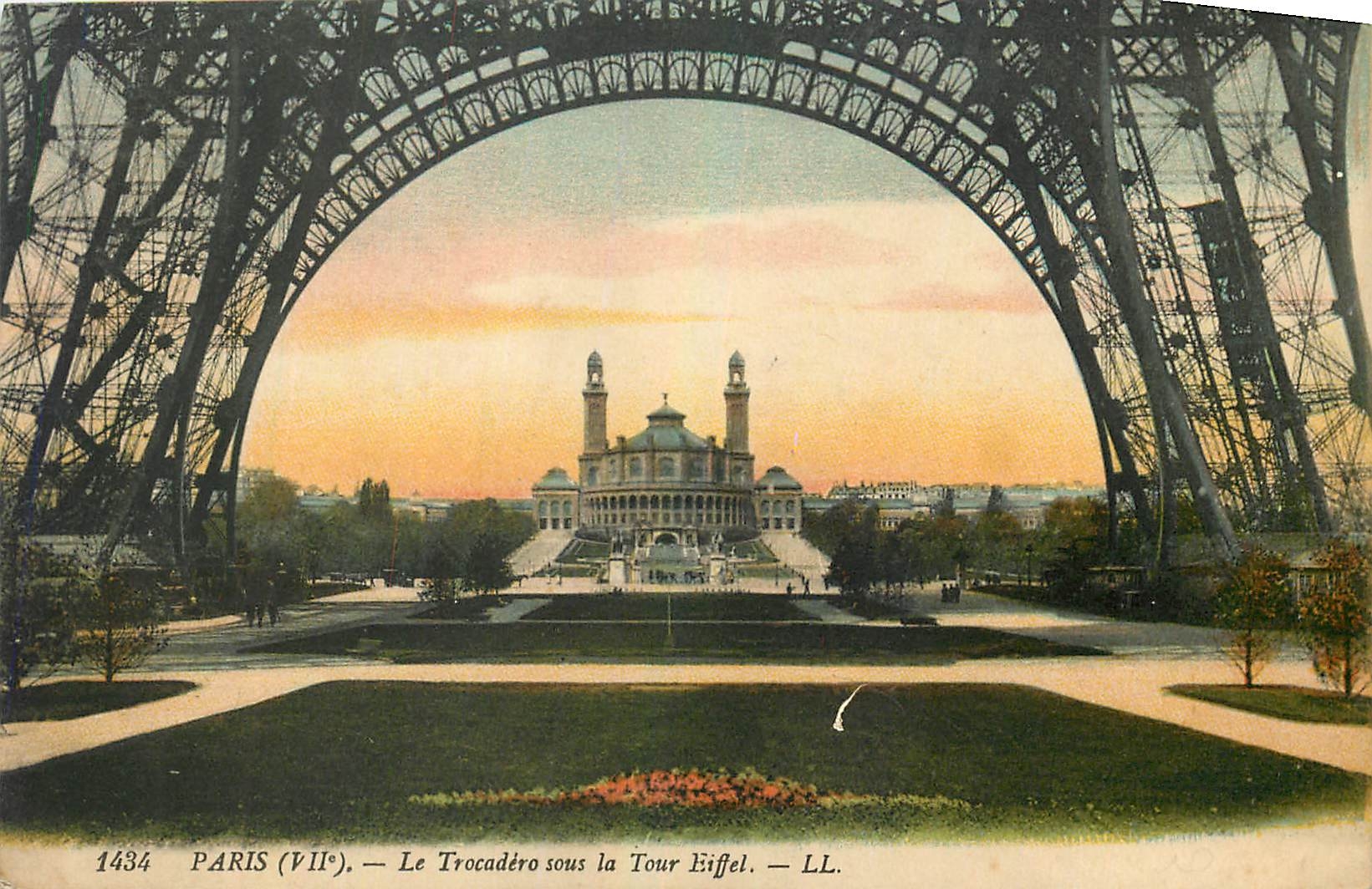 CPA Paris Le Trocaderro sous la Tour Eiffel