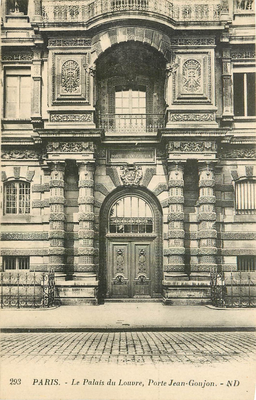 CPA Paris Le Palais de Louvre Porte Jean Gonjon